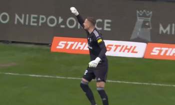 Bramkarz Radomiaka przelobował golkipera Puszczy. Kuriozalny gol w Ekstraklasie na Prima Aprilis
